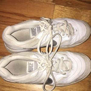 NIKE tennis shoes! Women’s SIZE 7